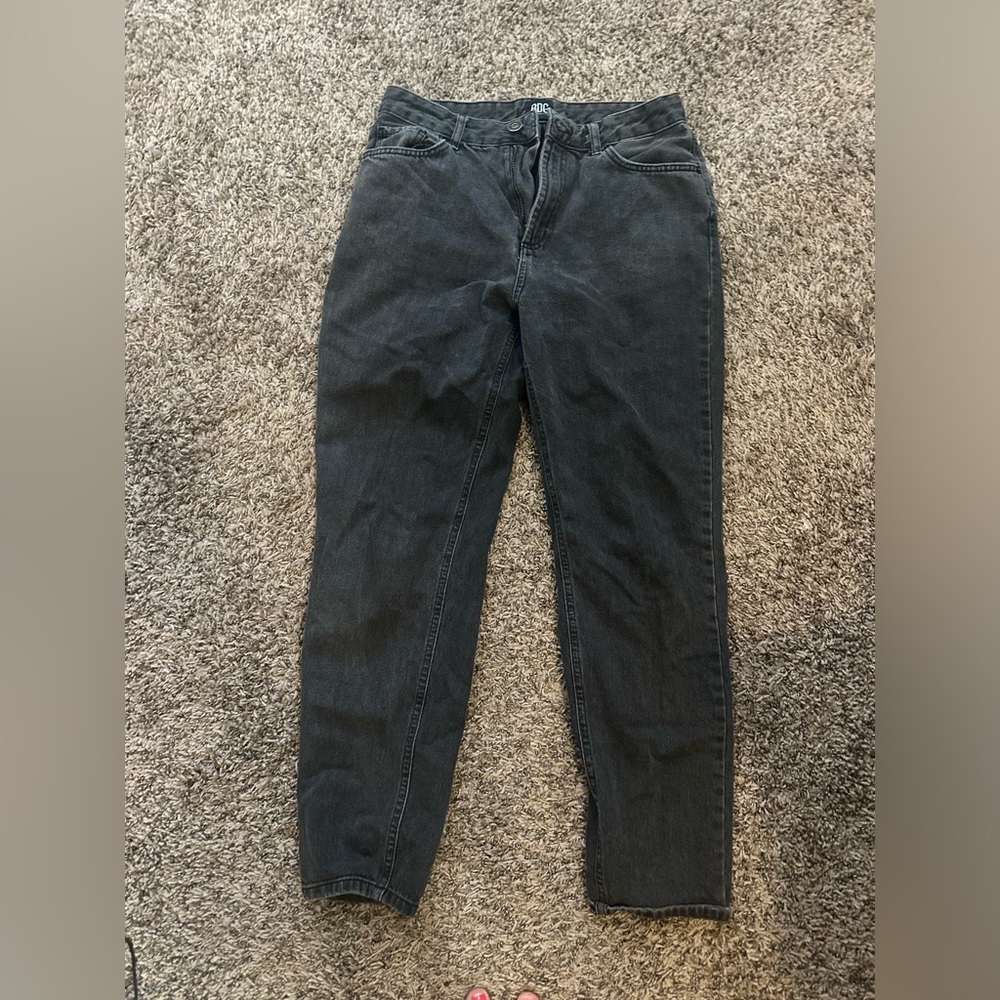 BDG SIZE 29 HIGH RISE MOM JEANS